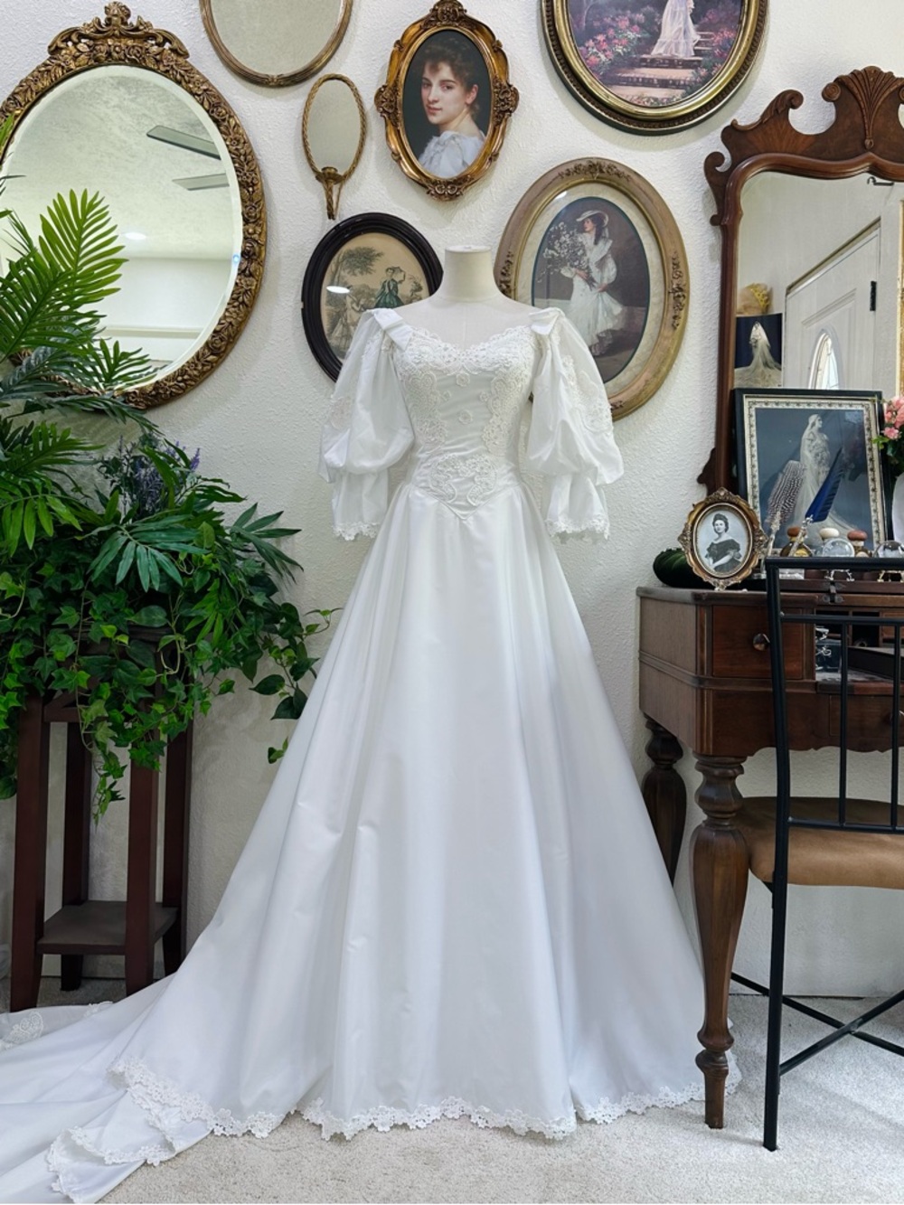 Elegant White Lace Puff-Sleeve Wedding Gown